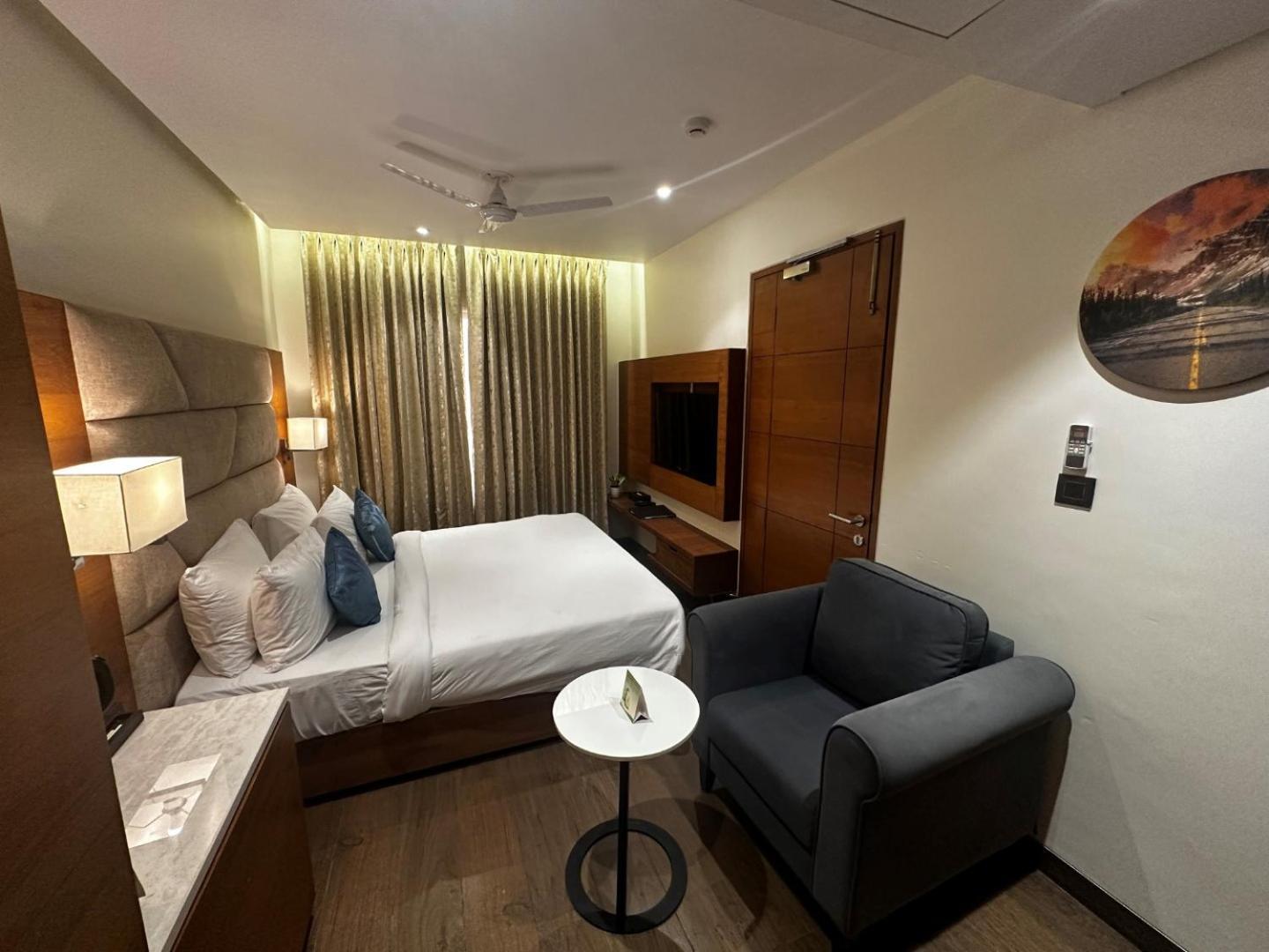 The Glory Suites Near Igi Airport ニューデリー エクステリア 写真