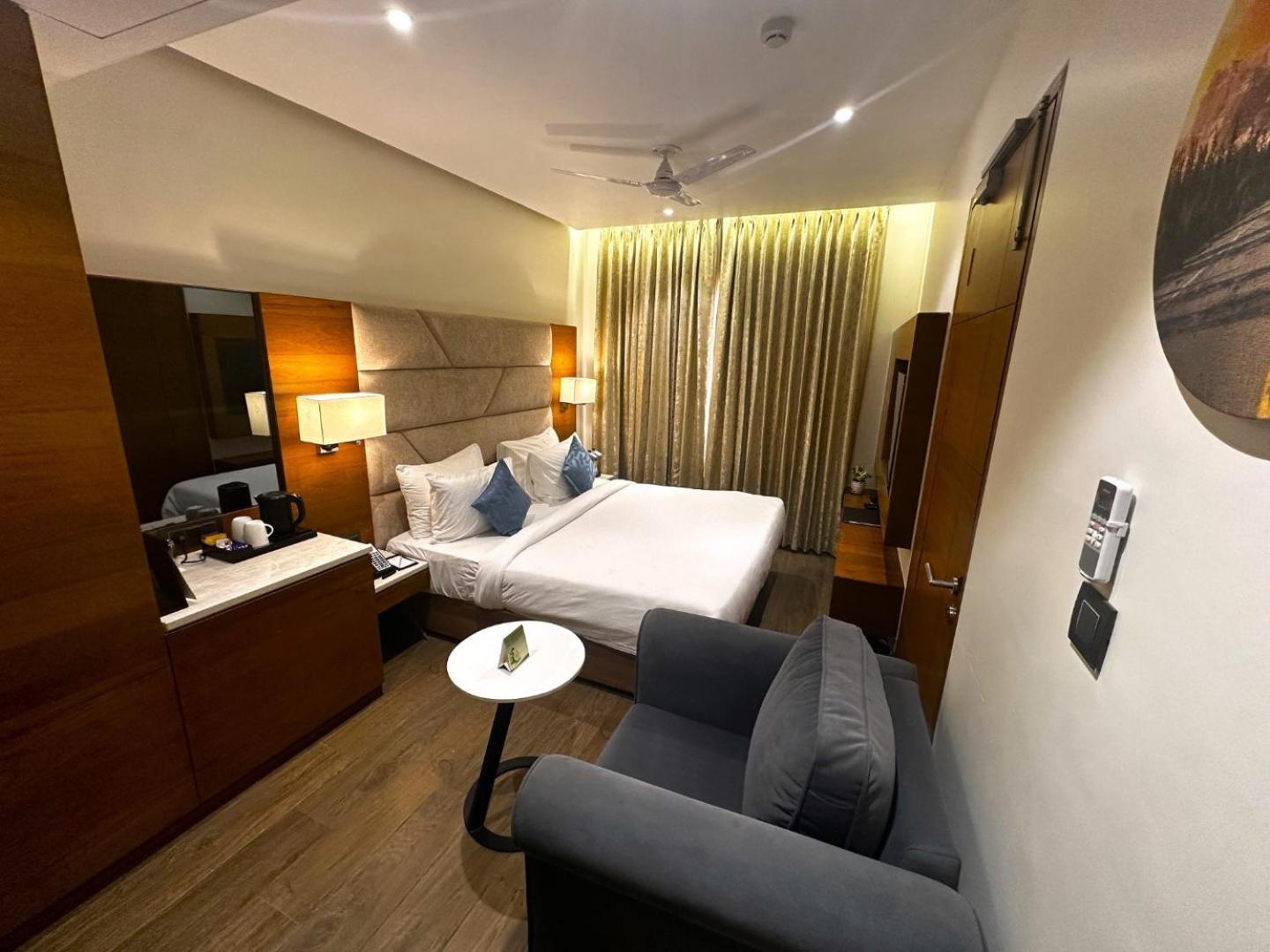 The Glory Suites Near Igi Airport ニューデリー エクステリア 写真